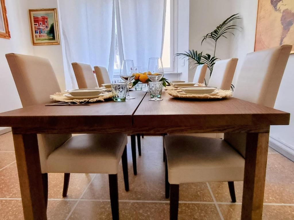 Tavola apparecchiata con calici e piatti a Libertà Home