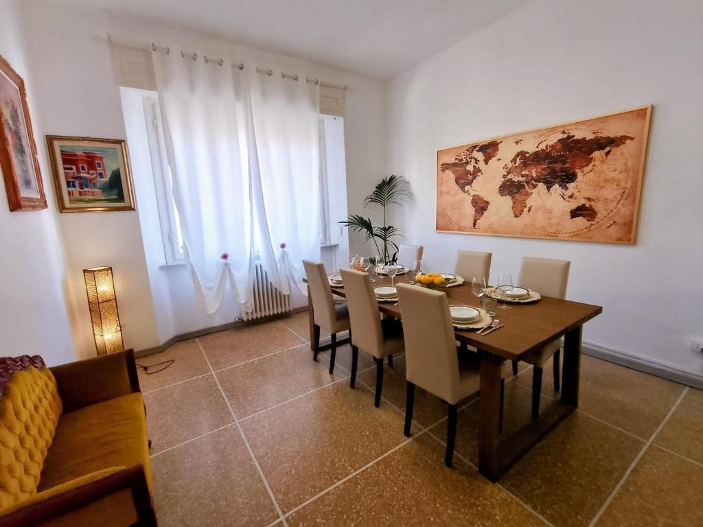Sala da pranzo con tavolo e sedie di Libertà Home a Livorno