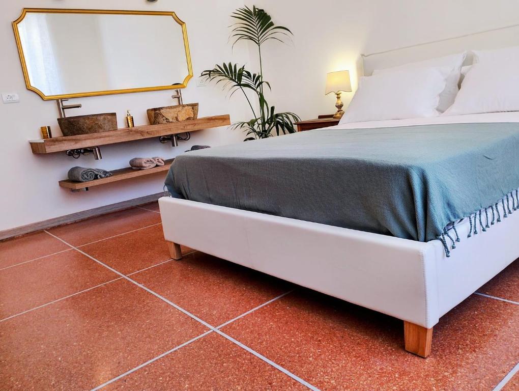Camera padronale con letto matrimoniale e lavabi in pietra a Libertà Home